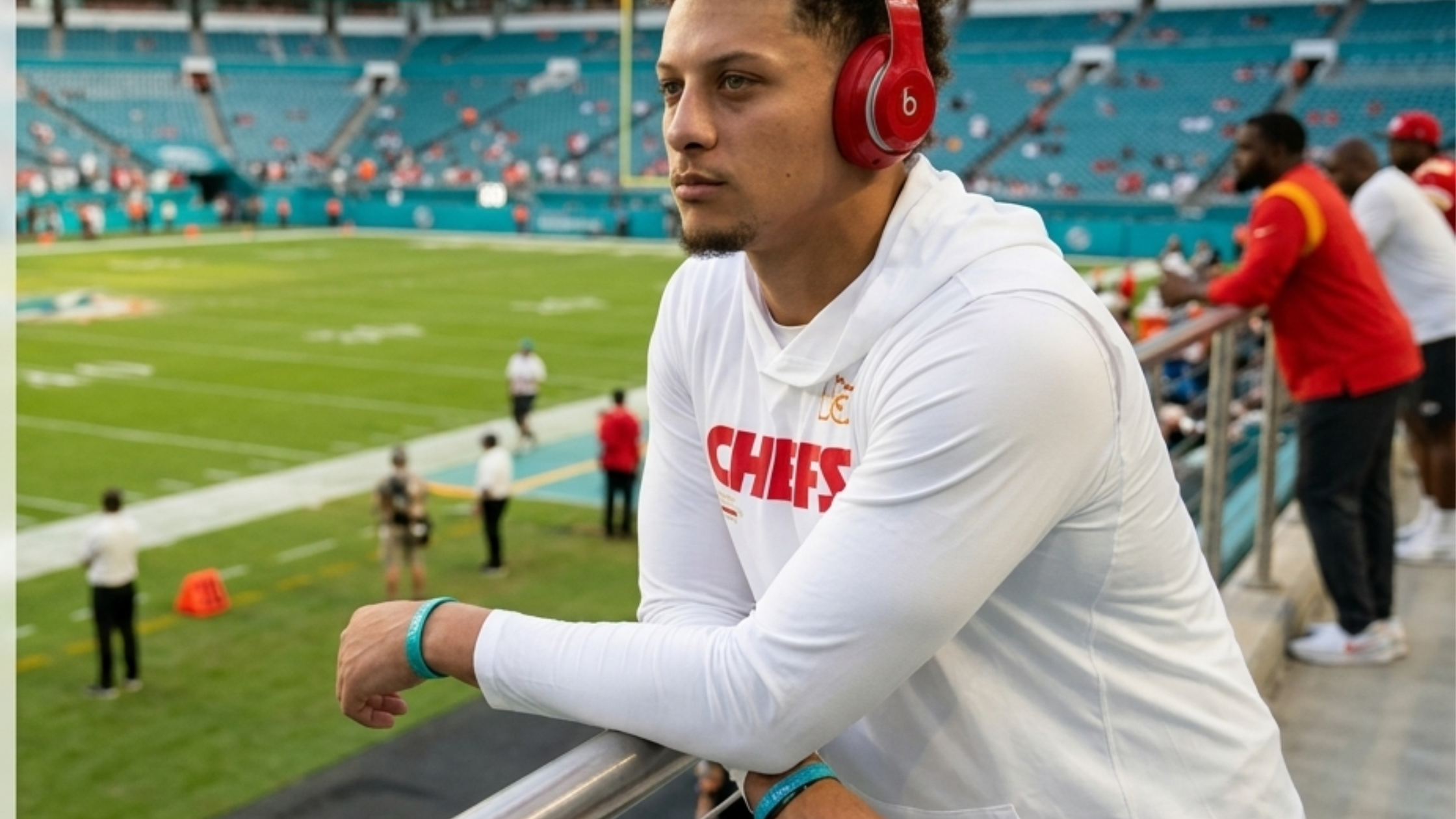 Patrick Mahomes 15 CHIEFS White Hoodie with Logo Chest Print and Ribbed Cuffs