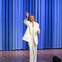 Cameron Diaz wearing a white oversized boyfriend-fit blazer with padded shoulders and notched lapels on The Tonight Show, showcasing modern tailored Hollywood elegance.