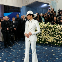 Zendaya-inspired Met Gala 2025 white three-piece suit featuring sharp tailoring, structured blazer, waistcoat, bootcut trousers, and wide-brim hat in modern red carpet fashion style