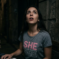 Off Campus S01 Hannah Wells graphic tee in charcoal acid wash with pink “SHE” print styled in modern streetwear outfit