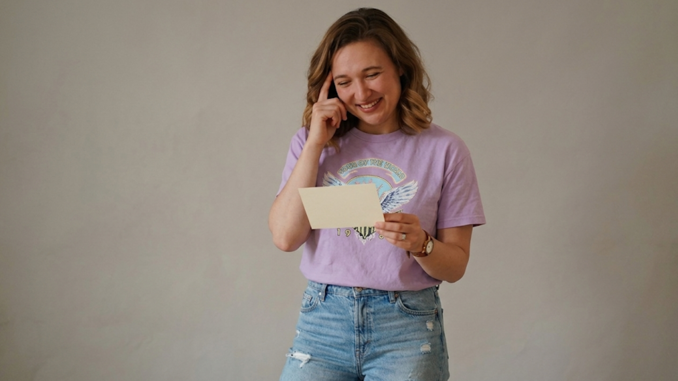 Nikki Newman Trying S04 purple oversized retro concert graphic T-shirt with 1984 vintage rock band print streetwear outfit